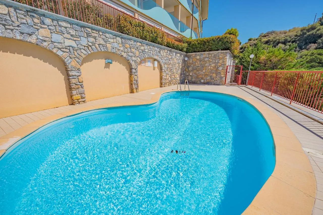Appartamento incantevole con piscina Vallecrosia 0*,